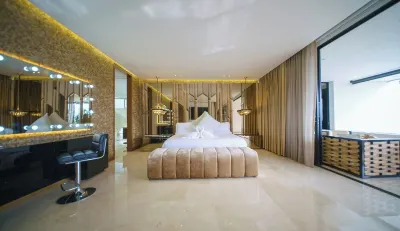 Luxury Entertainment Mansion - 6 Bedroom, Heated Pool, Jacuzzi, Gym, Maid/Cook Hotels in 