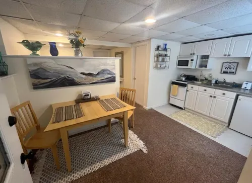 Adorable in-law studio w/private entrance-Minutes to downtown, 5 miles to beach!
