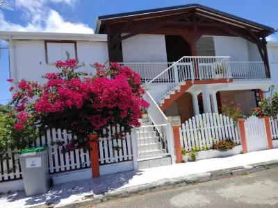 Rent high villa (villa fleurie), furnished price: 850 euro, charge included. Hotels near Pointe du Piton