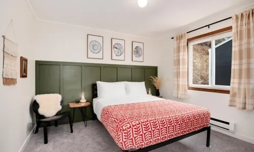 Aspen Glow Cabin - a charming 2-bedroom cabin with mountain views & wood stove