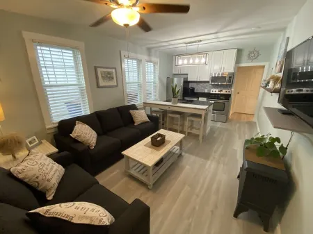 Meticulously clean and very cozy just blocks to the beach!