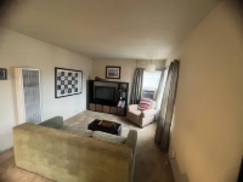 Charming centrally located 1-bedroom apartment. Great live/work space.