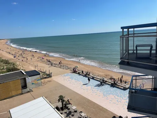 Cosy, waterfront apartment with sea view