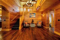 Spacious 9-bedroom house with WiFi, AC in charming Klamath Falls