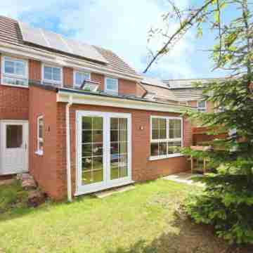 Charming 3-bedroom house in lovely Coventry with WiFi Hotel Exterior