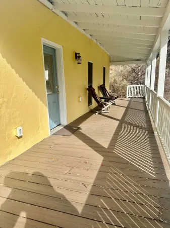 Charming 1-bedroom cottage on Wissahickon Park in Chestnut Hill Отели рядом с достопримечательностью «Моррис Арборетум & Гарденс оф Юниверсити оф Пенсильвания»