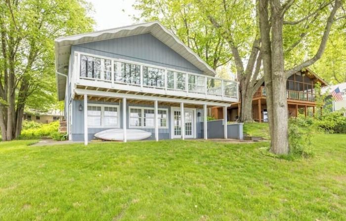 Canadian Lakes, MI - Spacious Private Lake and Beach