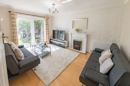 Cosy 3 Bedroom Family Home in Ruislip | Under 45 minutes to Central London Отели в г. Райслип