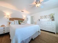 Siesta Key Oasis-Spectacular with heated pool/spa and steps to beach and Village