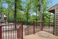 Charming Lakefront Escape with Scenic Balcony - Delightful Getaway فنادق في Lampe