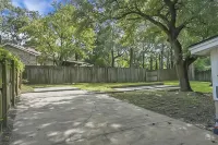 Cheerful 4 bedroom house with back porch