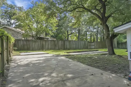 Cheerful 4 bedroom house with back porch