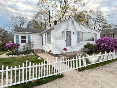 3-Bed 19thC Cottage 9minutes from  Misquamicut Beach