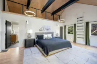 NEW-Stowecation-Lux 5bd-Hot Tub-Sauna-Game Room