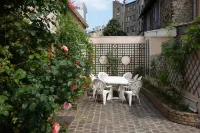 A QUIET BUNGALOW IN THE HEART OF TOWN Hotels near Centre De Formation Louise Couvé