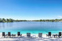 Miami Blue Lake Beach House w/Theater & Mini Golf! Olympia Heights住宿飯店