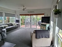4 Bedroom Californian Bungalow - Sleeps 9. Short Walk to Shops, Beach and pub 세인트 레오나드 호텔
