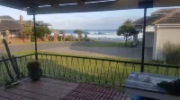 Family Owned 4 Bedroom Beach Cottage with amazing views فنادق في Kidd`s Beach