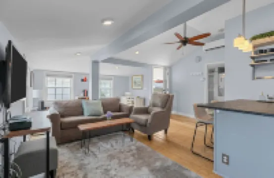 Charming 1-bedroom cottage just steps from Island Park Beaches Hotels in Portsmouth