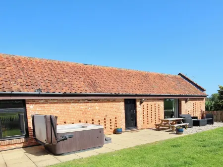 Dog and family friendly barn conversion with fully enclosed garden and hot tub