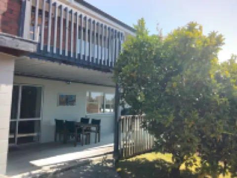 Two minutes from famous Raglan surf beaches. Access to bush track. Dogs welcome.