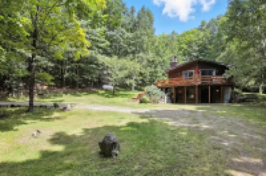 樹屋湖泊與小徑小屋三臥室小屋