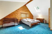 18+ acres! Sun drenched 5 bedroom. 12 min from Okemo! VAST trails 5 min away! Hotels in Weston