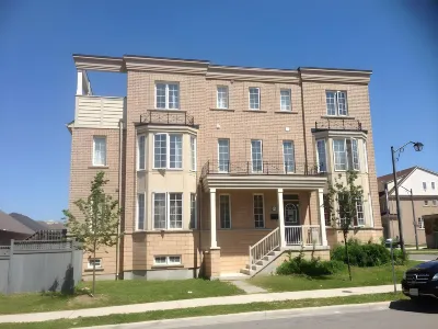 Toronto North Travellers Home Hotel dekat Downsview Park