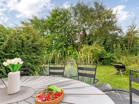 "Hughlek" - 1.5km from the Sea