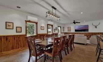 Oakridge Ranch: Pool + Hot-tub, Pickleball Court, Whiskey & Wine Room!
