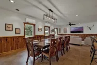 Oakridge Ranch: Pool + Hot-tub, Pickleball Court, Whiskey & Wine Room! Hotel a Johnson City