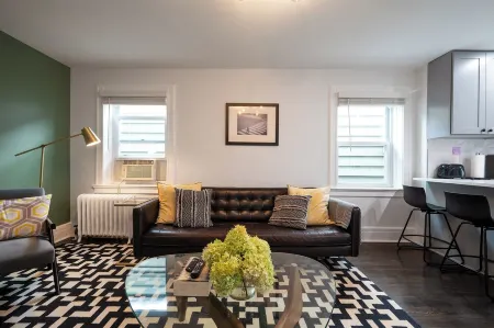 Renovated1-bedroom apartment on quiet block close to NYC in Jersey City. Отели рядом со станцией Железнодорожная станция Grove Street