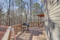 Lakefront Arkansas Home w/ Deck, Grill & Cornhole! - Homestays