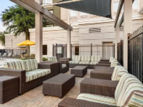 La Quinta Inn & Suites by Wyndham Arlington North 6 Flags Dr Hotels in Arlington