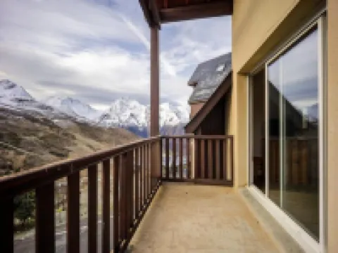 4 Rooms for 12 People