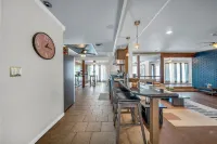 Work & Family 5 Bedroom 4 Bath with Independent Casita for 14 Guests