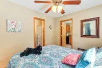 3 Mi to Snowshoe Resort: Cabin w/ Hot Tub - Wi-Fi