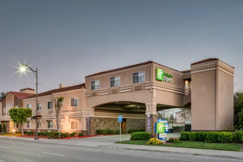 Holiday Inn Express & Suites SANTA CLARA by IHG - parking