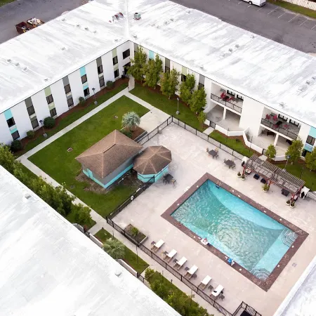 Cottonwood Suites Savannah Hotel & Conference Center