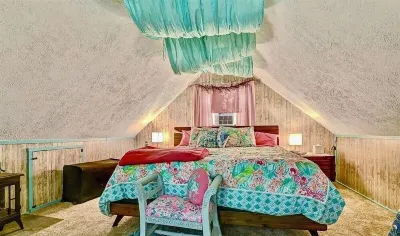 Poconos Getaway with Hot Tub & Fire Pit /Close to Attractions, Fun for Everyone! Hotels near Lake Shangri-La