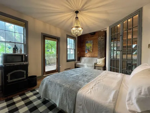 Historic home, great yard & Walk to Dogfish Head Brewery! Hotel a Milton