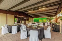 99 Palms Event Venue: Barn, Grass, Pool, Games, 6 Beds