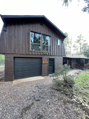 Horse friendly Mountain Hideaway under the rim with scenic views!