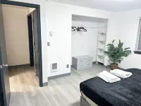 Charming 3- bedroom house with WiFi and AC in delightful Vancouver Hotels in Five Corners