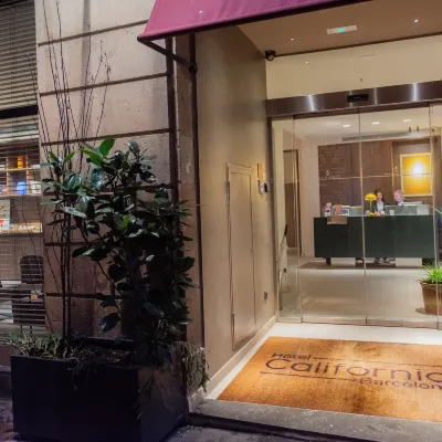 โฮเทล แคลิฟอร์เนีย โรงแรมใกล้ตลาดลาโบเกเรีย