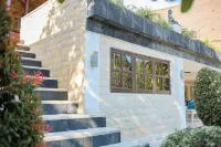 Fabulous villa right on the beach with large pool, tropical garden & staff 세리릿 호텔