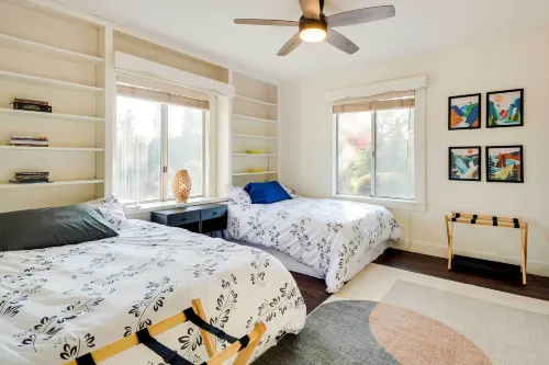 Waterfront Mariposa Vacation Rental w/ Hot Tub - Homestays