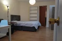 Studio - Sleeps 2 - Free Parking - WiFi Hotels in 