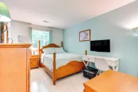 Cozy Goose Creek Escape w/ Patio & Grill - Homestays