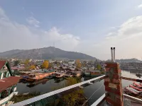 Hotel Crescent Hotels in Karapura